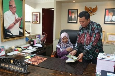 Kemenpora Ganjar Beasiswa Pascasarjana kepada Rifdah Farnidah