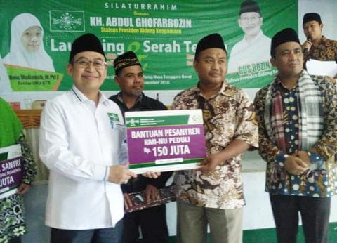 RMINU Pusat Serahkan Beasiswa untuk Santri NTB