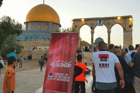 Jewish settlers storm Jerusalem`s Aqsa compound