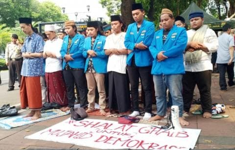 PMII PTIQ-IIQ Shalat Ghaib dan Doa Bersama untuk Petugas KPPS Meninggal