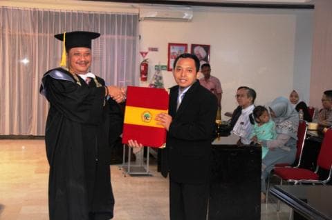 Pengasuh Pesantren dan Aktivis Bahtsul Masail Ini Raih Gelar Doktor