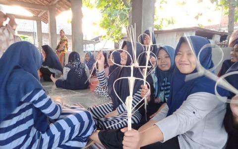 Ngabuburit, Santri  Belajar Bikin Wayang dari Rotan