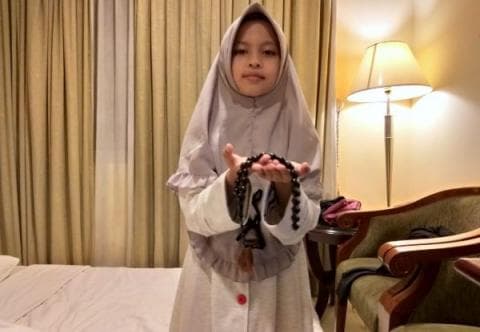 Naila, Bocah Penghafal Sejarah Islam Dapat Tasbih Kiai Said
