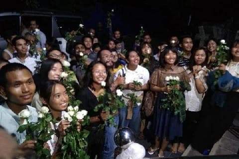 Muslim Myanmar Dilarang Tarawih, Warga Buddha Bagikan Bunga sebagai Aksi Solidaritas