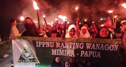 Linangan Air Mata Bangga Iringi Pawai Obor Lebaran di Mimika