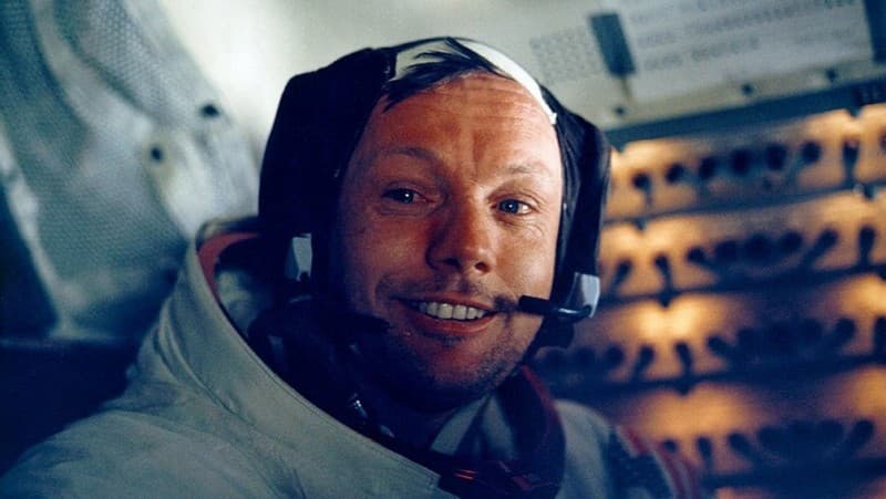 Benarkah Neil Armstrong Dengar Adzan di Bulan dan Masuk Islam?