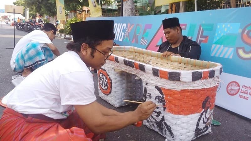 Meriahkan Hari Jadi Rembang, Puluhan Santri Lukis Keranjang Belanja
