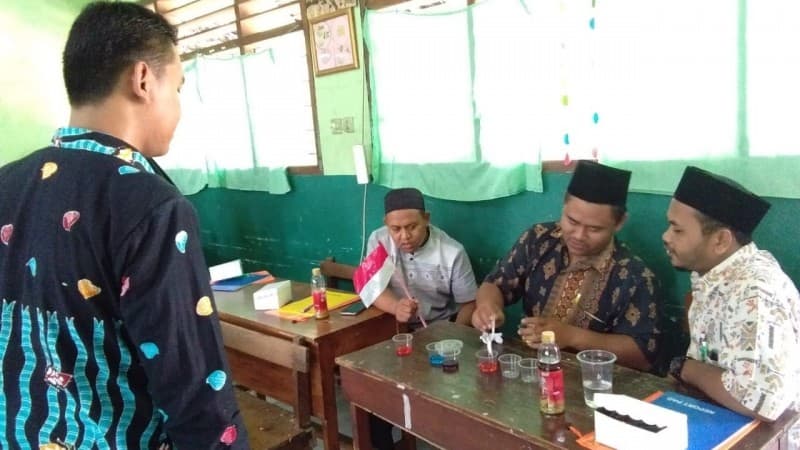 Di Jombang, Guru MI Sulap Botol Bekas Jadi Media Belajar Kreatif di Sekolah