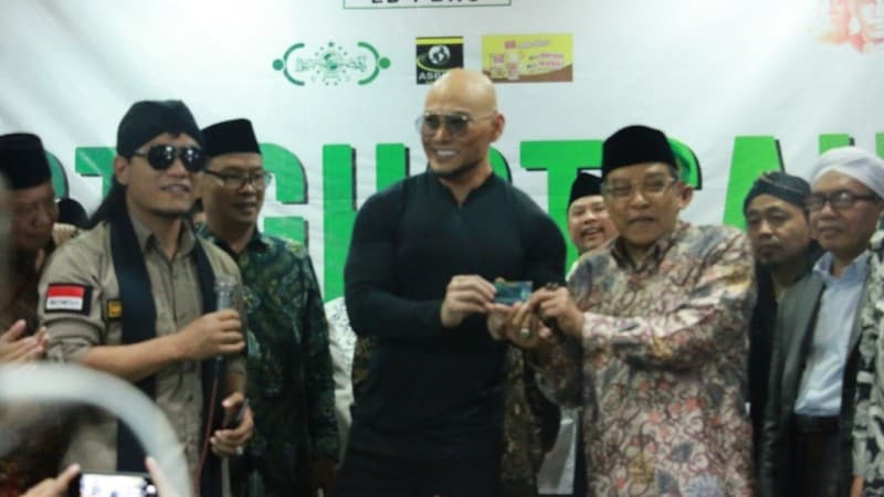 Deddy Corbuzier Terima Kartu Anggota NU dari Kiai Said