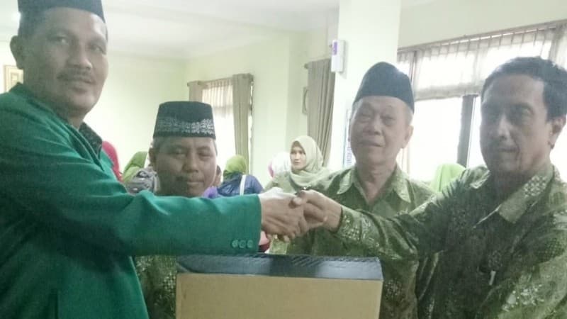 Tingkatkan Mutu Sekolah, LP Ma'arif NU Surabaya Bagikan 100 Laptop