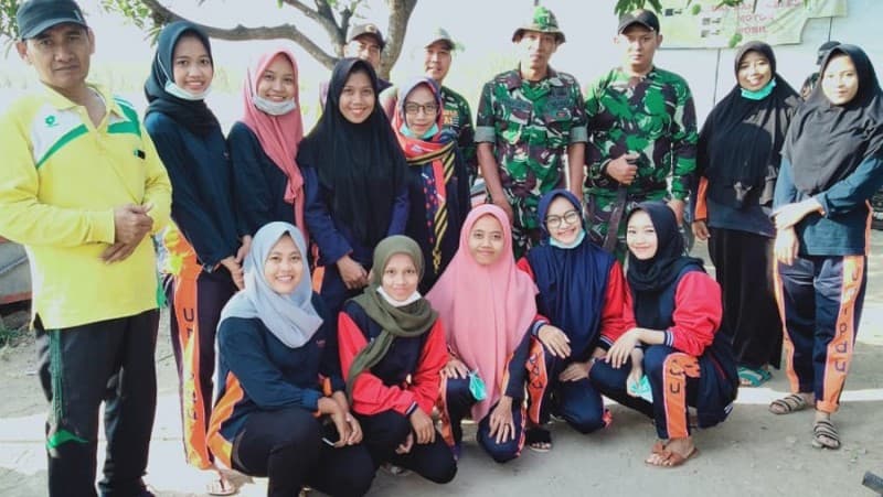 Santri Darul Ulum Jombang Ajak Masyarakat Bersihkan Sampah di Jalan