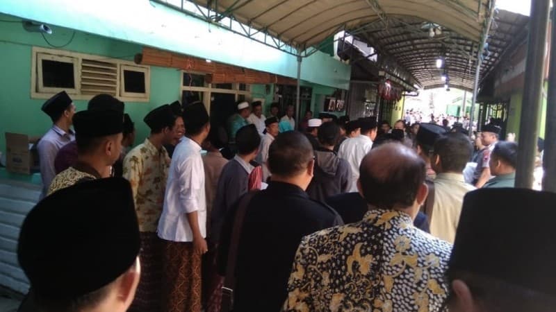 Santri dan Warga Padati Pesantren Mbah Maimoen