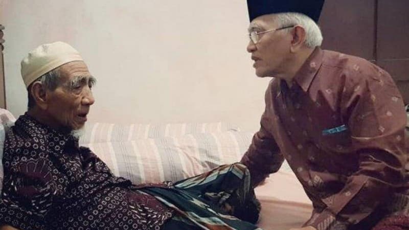 Ini Perjuangan Gus Mus Hadiri Hari Ketiga Tahlilan Mbah Moen