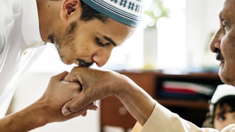 Tradisi Mencium Tangan Kiai