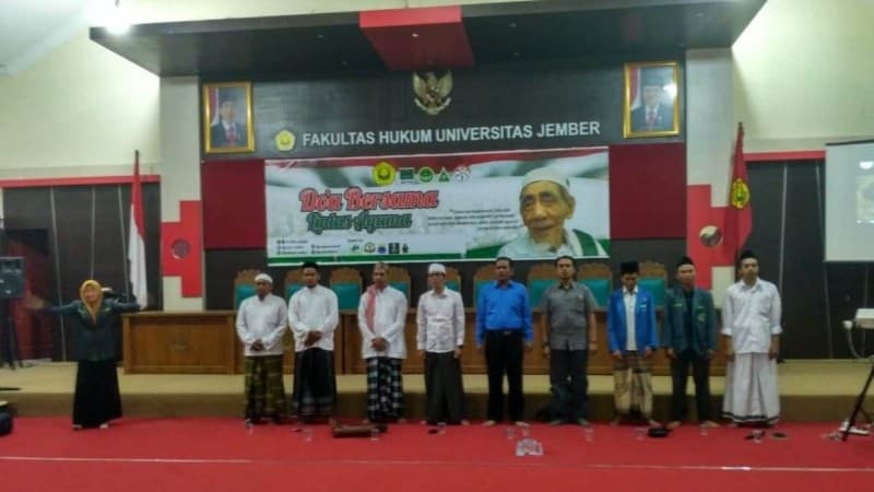 Berdoa untuk Mbah Moen Berharap Tumpahan Barokahnya