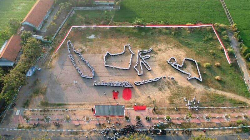 Pesantren Ini Gelar Formasi Unik Saat Upacara Bendera