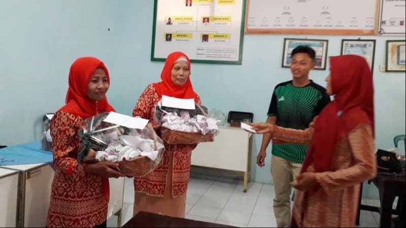 Pemberdayaan Warga, KKN STAI An-Nawawi Purworejo Pelatihan Mahar dan Rajut