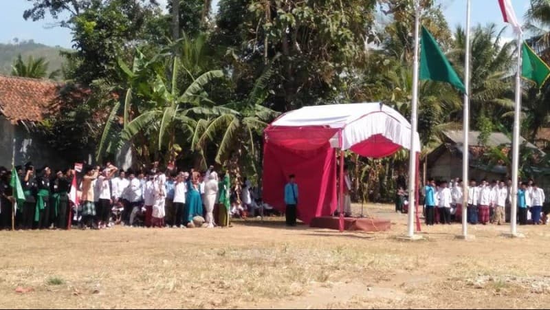 Peringati HUT RI, Pesantren Citangkalo Banjar Kenakan Sarung