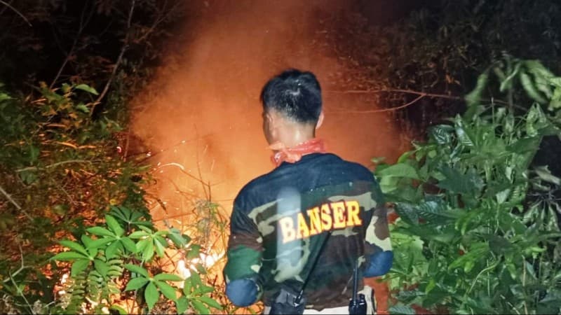 Banser Bersama Tentara di Singkawang Padamkan Kebakaran Hutan 