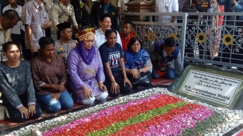 Ciptakan Kesejukan, Yenny Ajak Mahasiswa Papua Ziarahi Makam Gus Dur