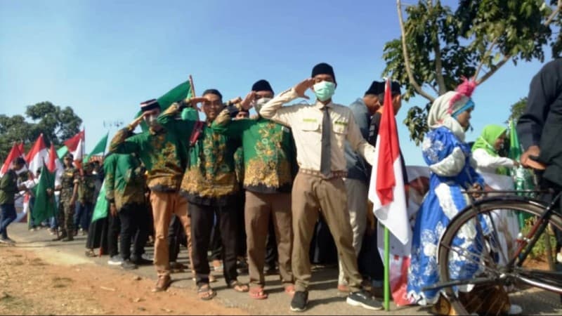Santri Ganding Sumenep Gelar Pawai Bendera NU dan Merah Putih 