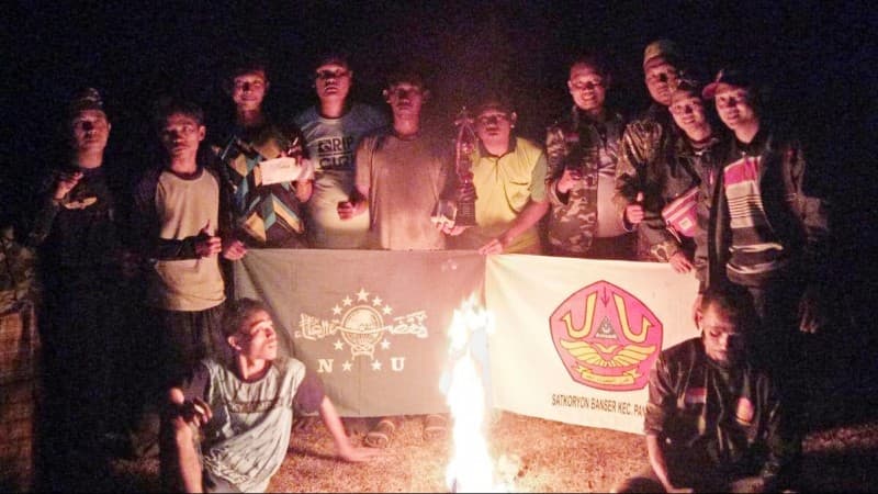 Semarak HUT RI, Ansor Pangkah Tegal Gelar Sepak Bola Api