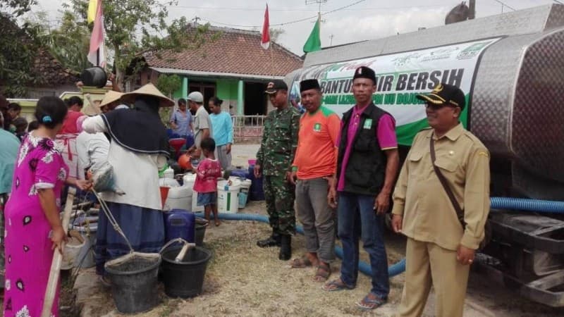 Kemarau, LPBINU Bojonegoro Bagikan Air Bersih