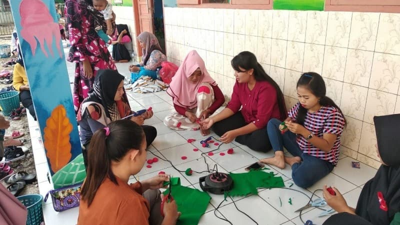 Mahasiswa Unusia Ajak Ibu-ibu Belajar Kerajinan Tangan