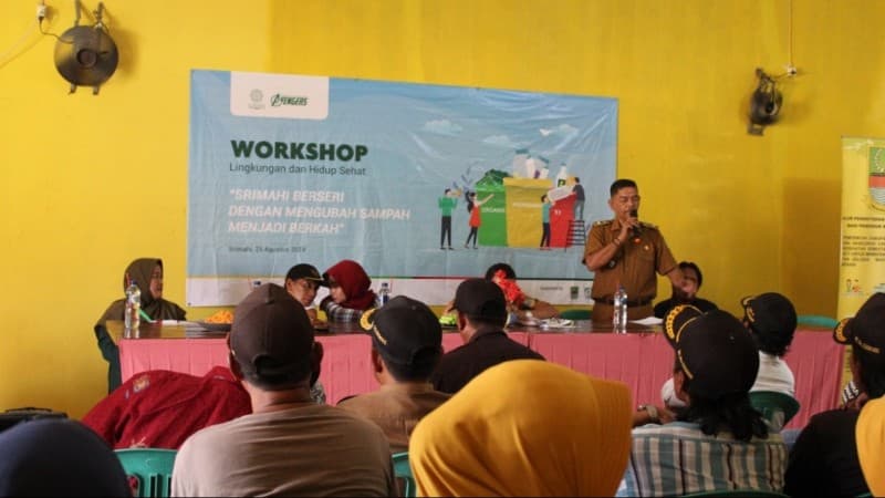 Cara Mahasiswa KKN Unusia Jaga Kesehatan Lingkungan di Desa Srimahi Bekasi