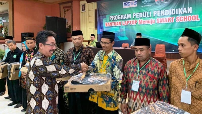 Sejumlah Madrasah Ma’arif di Magelang Terima Bantuan Komputer Jinjing