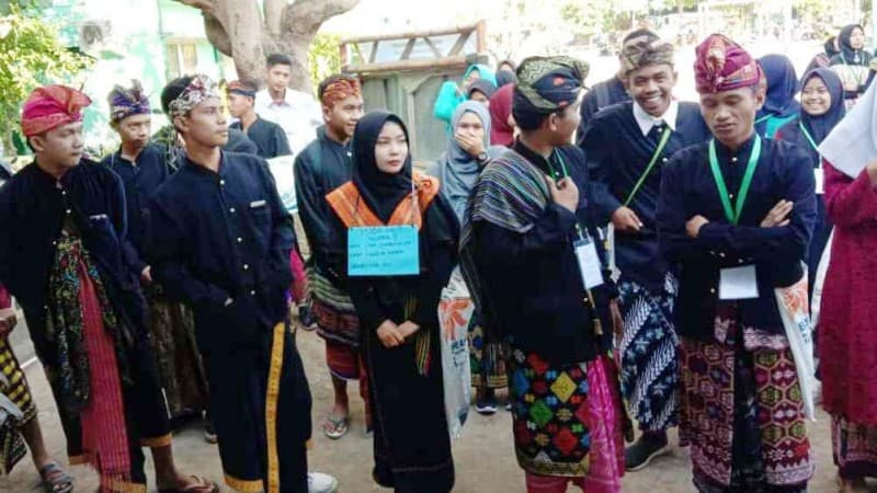 Mahasiswa Baru UNU NTB Gunakan Pakaian Adat Masuk Kampus