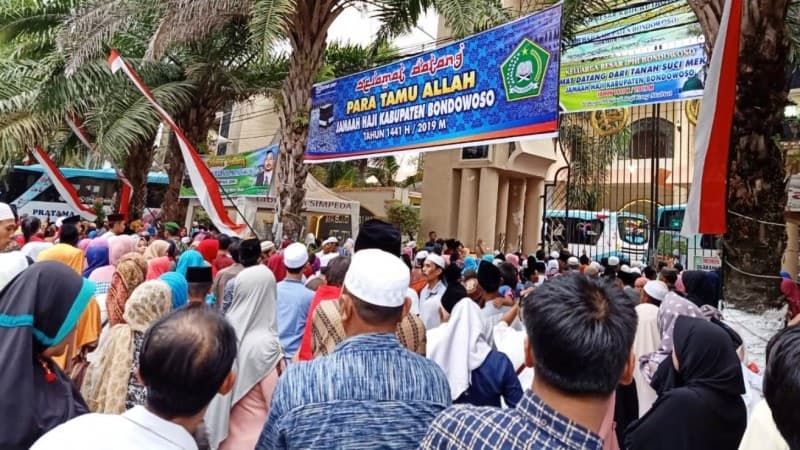 Bupati dan Warga Sambut Ratusan Jamaah Haji dari Bondowoso