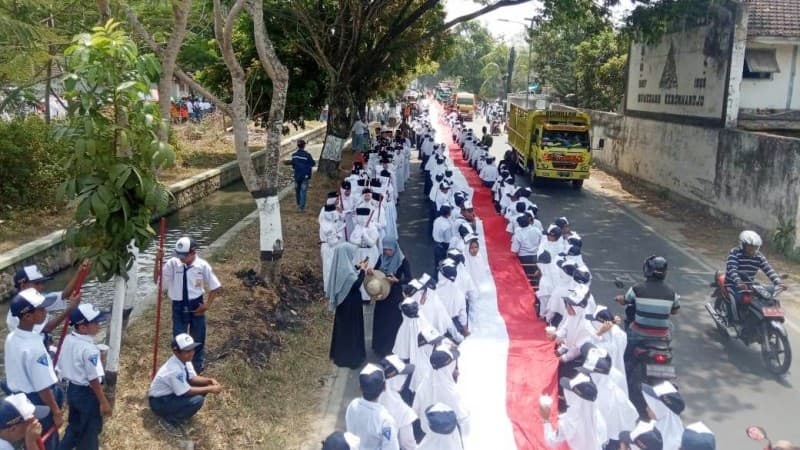 Bentangkan Bendera 1000 Meter di Perbatasan untuk Cinta Tanah Air