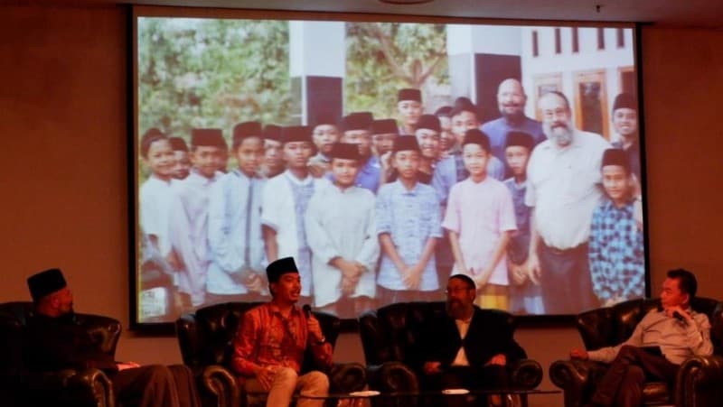 Senyum Santri Buntet Ubah Pandangan Pendeta Serbia