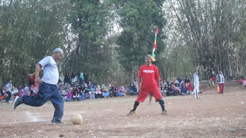 Ketika Bola Menyatukan Kiai, Santri, dan Masyarakat Umum