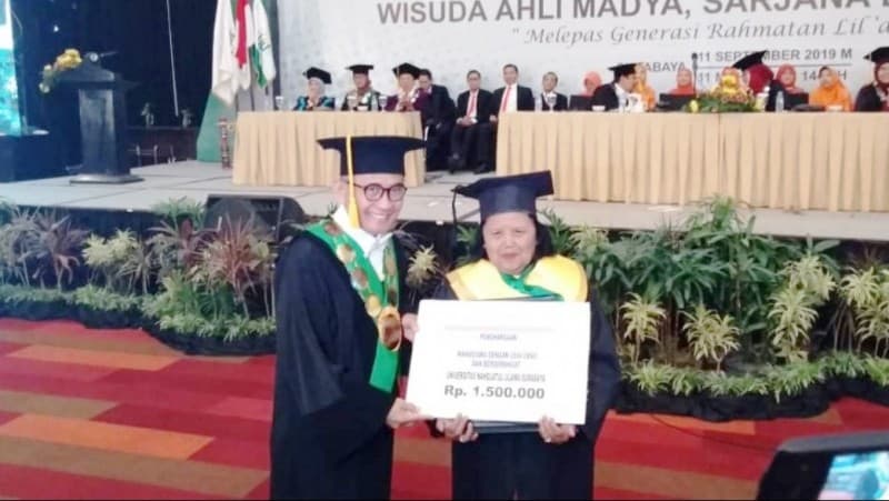 Perempuan 5 Cucu Ikut Wisuda di Unusa Surabaya