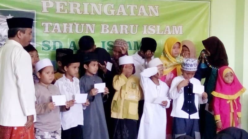 Santunan Muharram, SD Islam Ini Ajarkan Siswanya Cintai Yatim