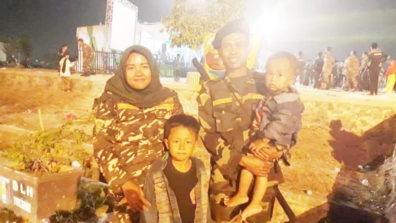 Belajar Semangat Pengabdian dari Dua Sejoli Banser Ini