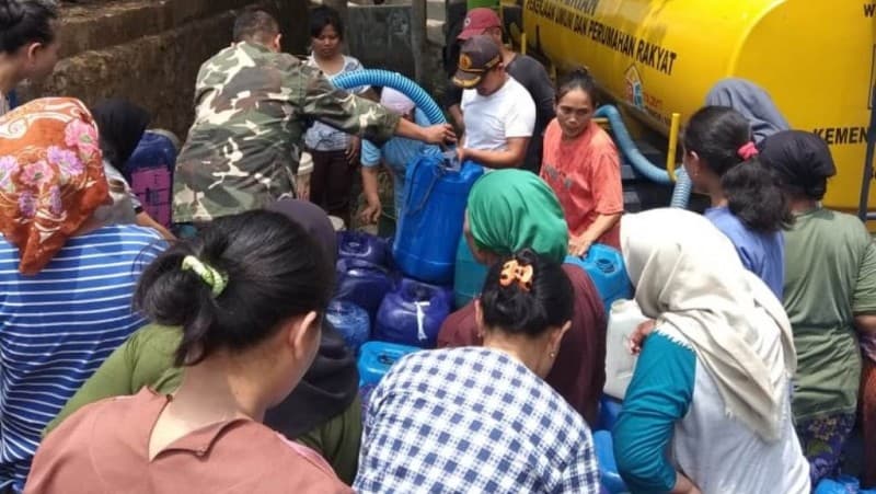 Bantuan Air Bersih NU Jatinegara Tegal Diserbu Warga
