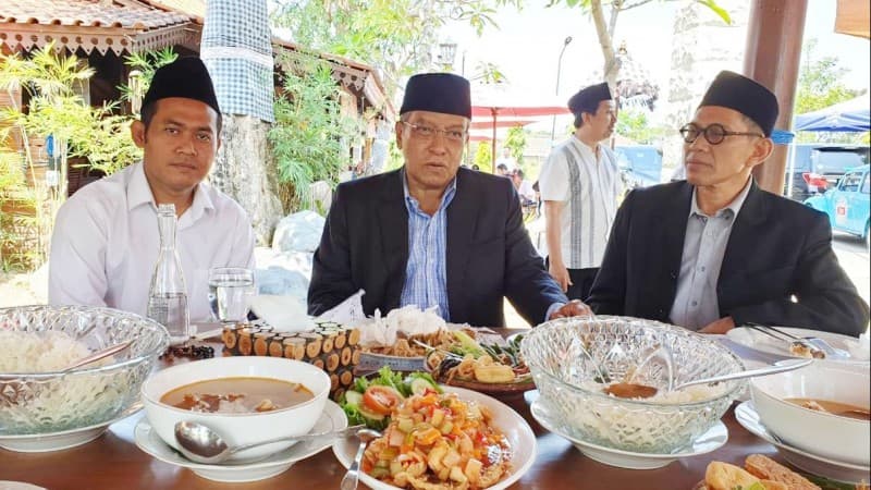 Kiai Said Sempatkan Nikmati Kudapan Khas Banyuwangi