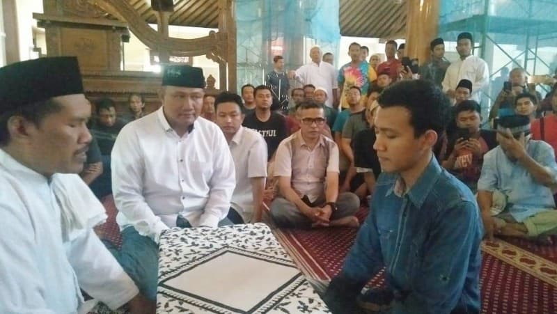 Rais NU Surakarta Bimbing Seorang Mualaf Masuk Islam