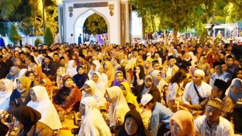 Ribuan Warga Demak Peringati 40 Hari Wafatnya Mbah Moen