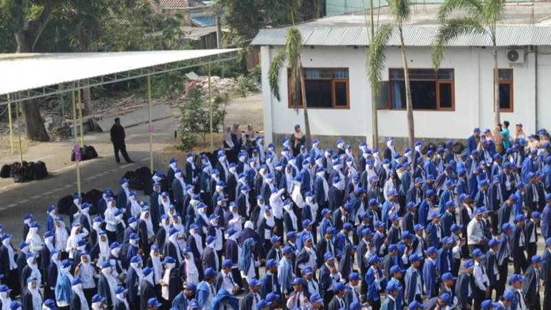 Sebelum Aktif Kuliah, Mahasiswa Baru Unwaha Baca Shalawat Serentak