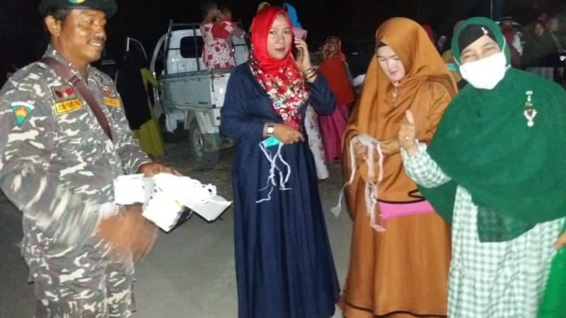 Ansor Kotawaringin Barat Bagi-bagi Masker kepada Ribuan Jamaah