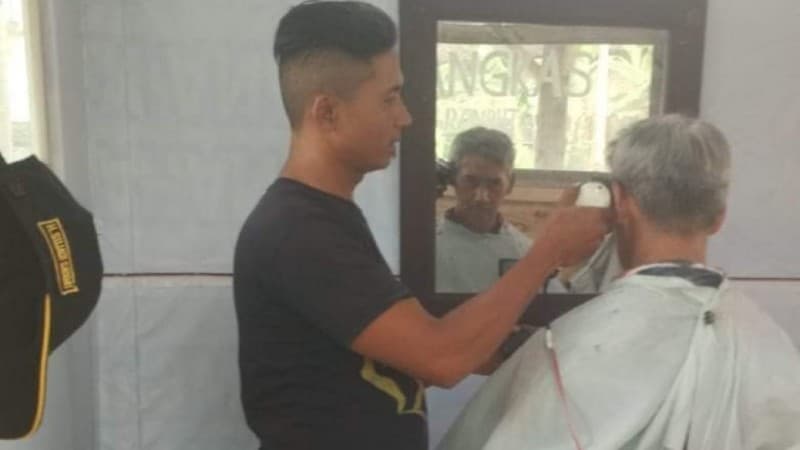 Ketika Banser Dapat Berkah Cukur Rambut Sang Bupati