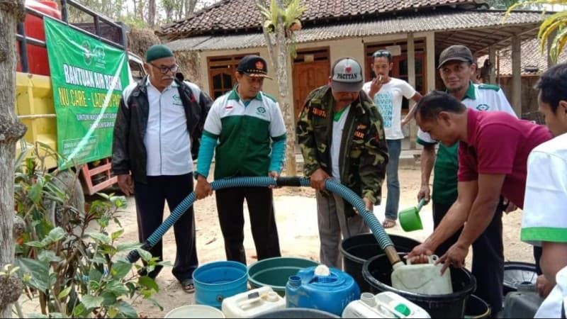 Kekeringan, LAZISNU Pacitan Salurkan Air Bersih ke Sudimoro