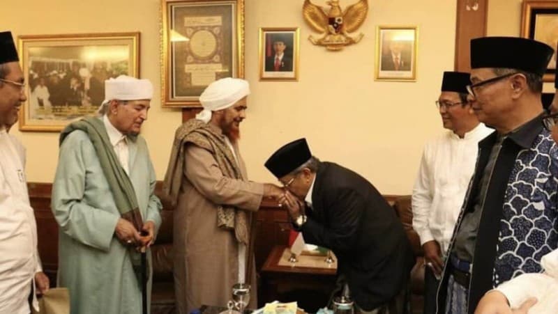 Saat Kiai Said Cium Tangan Habib Umar bin Hafidz