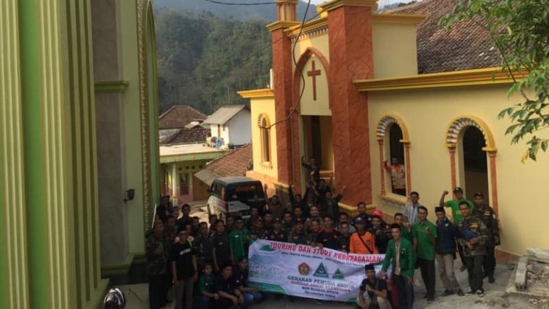 Mengunjungi Masjid dan Gereja yang Berhadapan di Desa Tempur Jepara