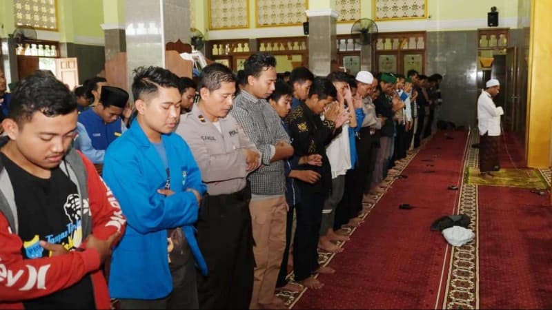 Tutup Aksi Damai, PMII Bojonegoro Shalat Ghaib dan Tahlil di Mapolres