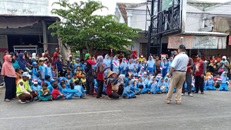 Kala 'Ya Lal Wathan' Iringi Pebalap Tour de Banyuwangi Ijen